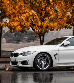 Imaz Wheels FF6 Svart aluminiumsfelger montert på bil i en stemningsfull omgivelse
