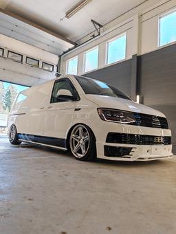 Imaz Wheels FF6 Sølv aluminiumsfelger montert på bil i en stemningsfull omgivelse