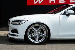 Imaz Wheels FF6 Sølv aluminiumsfelger montert på bil i en stemningsfull omgivelse