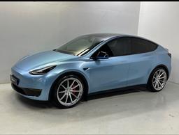 Imaz Wheels FF675 Sølv aluminiumsfælge monteret på bil i en stemningsfuld omgivelse