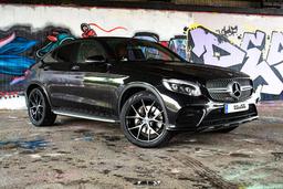 Imaz Wheels FF593 Grå aluminiumsfelger montert på bil i en stemningsfull omgivelse