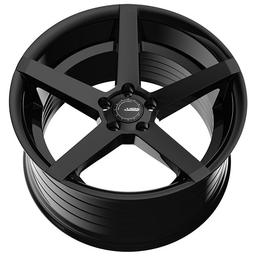 ABS Wheels 355 Sort aluminiumsfælge monteret på bil i en stemningsfuld omgivelse