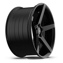 ABS Wheels 355 Sort aluminiumsfælge monteret på bil i en stemningsfuld omgivelse