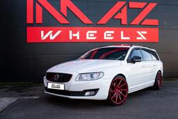 Imaz Wheels IM5R Röd aluminiumfälg monterade på bil i stämnigsfull miljö