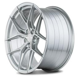 ABS Wheels F5 Silver aluminiumfälg monterade på bil i stämnigsfull miljö
