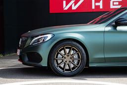 Imaz Wheels FF675 Bronse aluminiumsfelger montert på bil i en stemningsfull omgivelse