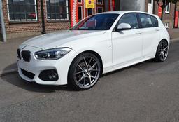 Imaz Wheels FF593 Hopea alumiinivanteet asennettuna autoon tunnelmallisessa ympäristössä