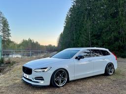 Imaz Wheels FF6 Harmaa alumiinivanteet asennettuna autoon tunnelmallisessa ympäristössä