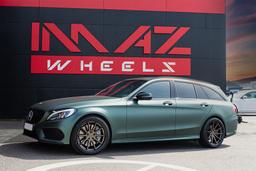 Imaz Wheels FF675 Brons aluminiumfälg monterade på bil i stämnigsfull miljö