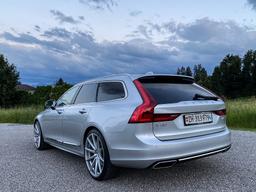 Imaz Wheels FF499 Silver aluminiumfälg monterade på bil i stämnigsfull miljö