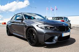 Imaz Wheels FF90 Svart aluminiumfälg monterade på bil i stämnigsfull miljö