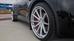 Imaz Wheels FF675 Silver aluminiumfälg monterade på bil i stämnigsfull miljö