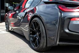 Imaz Wheels FF593 Sort aluminiumsfælge monteret på bil i en stemningsfuld omgivelse