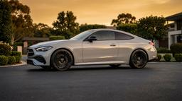 Imaz Wheels FF10 Musta alumiinivanteet asennettuna autoon tunnelmallisessa ympäristössä