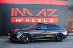 Imaz Wheels FF90 Musta alumiinivanteet asennettuna autoon tunnelmallisessa ympäristössä