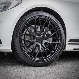 ABS Wheels F8 Svart aluminiumfälg monterade på bil i stämnigsfull miljö