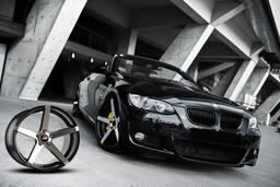 ABS Wheels 355 Svart aluminiumsfelger montert på bil i en stemningsfull omgivelse