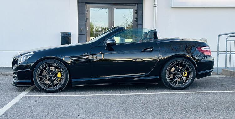 Imaz Wheels FF2 Sort aluminiumsfælge monteret på bil i en stemningsfuld omgivelse