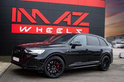 Imaz Wheels FF499 Sort aluminiumsfælge monteret på bil i en stemningsfuld omgivelse