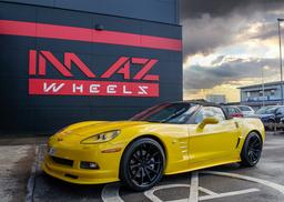 Imaz Wheels FF675 Svart aluminiumsfelger montert på bil i en stemningsfull omgivelse