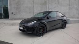Imaz Wheels FF675 Svart aluminiumsfelger montert på bil i en stemningsfull omgivelse