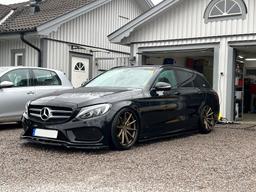 Imaz Wheels FF675 Brons aluminiumfälg monterade på bil i stämnigsfull miljö