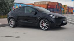 Imaz Wheels FF675 Silver aluminiumfälg monterade på bil i stämnigsfull miljö