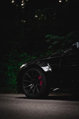 Imaz Wheels FF499 Sort aluminiumsfælge monteret på bil i en stemningsfuld omgivelse
