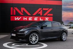 Imaz Wheels FF499 Sølv aluminiumsfelger montert på bil i en stemningsfull omgivelse