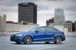 Imaz Wheels FF499 Hopea alumiinivanteet asennettuna autoon tunnelmallisessa ympäristössä