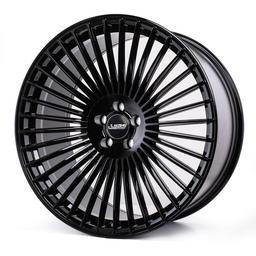 ABS Wheels F80 Sort aluminiumsfælge monteret på bil i en stemningsfuld omgivelse