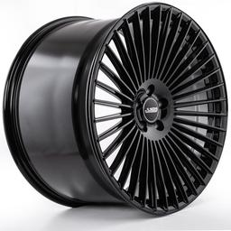 ABS Wheels F80 Sort aluminiumsfælge monteret på bil i en stemningsfuld omgivelse