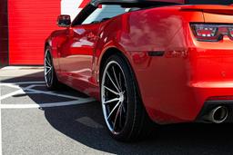 Imaz Wheels FF675 Svart aluminiumsfelger montert på bil i en stemningsfull omgivelse