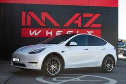 Imaz Wheels FF675 Svart aluminiumsfelger montert på bil i en stemningsfull omgivelse