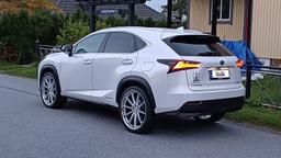 Imaz Wheels FF675 Hopea alumiinivanteet asennettuna autoon tunnelmallisessa ympäristössä