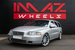 Imaz Wheels FF675 Hopea alumiinivanteet asennettuna autoon tunnelmallisessa ympäristössä