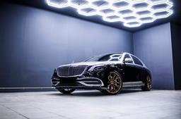 Concaver CVR1 Brons aluminiumfälg monterade på bil i stämnigsfull miljö