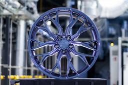 Concaver CVR1 Custom alumiinivanteet asennettuna autoon tunnelmallisessa ympäristössä