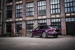 Concaver CVR1 Sølv aluminiumsfælge monteret på bil i en stemningsfuld omgivelse