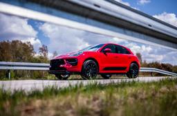 Concaver CVR1 Svart aluminiumfälg monterade på bil i stämnigsfull miljö