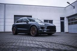 Concaver CVR1 Bronze aluminiumsfælge monteret på bil i en stemningsfuld omgivelse