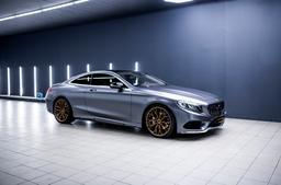 Concaver CVR1 Bronze aluminiumsfælge monteret på bil i en stemningsfuld omgivelse