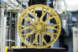 Concaver CVR1 Custom aluminiumsfælge monteret på bil i en stemningsfuld omgivelse