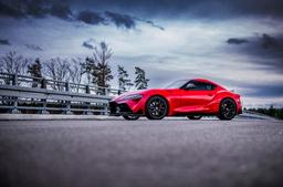 Concaver CVR1 Harmaa alumiinivanteet asennettuna autoon tunnelmallisessa ympäristössä