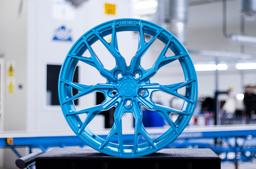 Concaver CVR1 Custom alumiinivanteet asennettuna autoon tunnelmallisessa ympäristössä