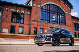 Concaver CVR2 Grå aluminiumsfælge monteret på bil i en stemningsfuld omgivelse