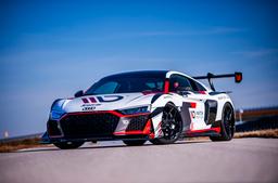 Concaver CVR2 Sort aluminiumsfælge monteret på bil i en stemningsfuld omgivelse