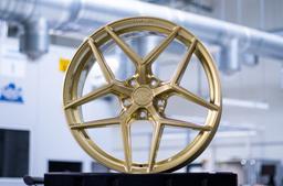 Concaver CVR2 Custom aluminiumsfælge monteret på bil i en stemningsfuld omgivelse