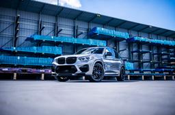 Concaver CVR2 Grå aluminiumsfælge monteret på bil i en stemningsfuld omgivelse