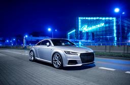 Concaver CVR2 Sølv aluminiumsfælge monteret på bil i en stemningsfuld omgivelse